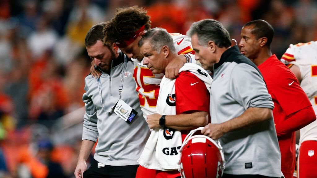patrick mahomes injured knee